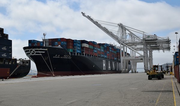 A Hanjin ship docks at the Port of Oakland before the company filed for bankruptcy